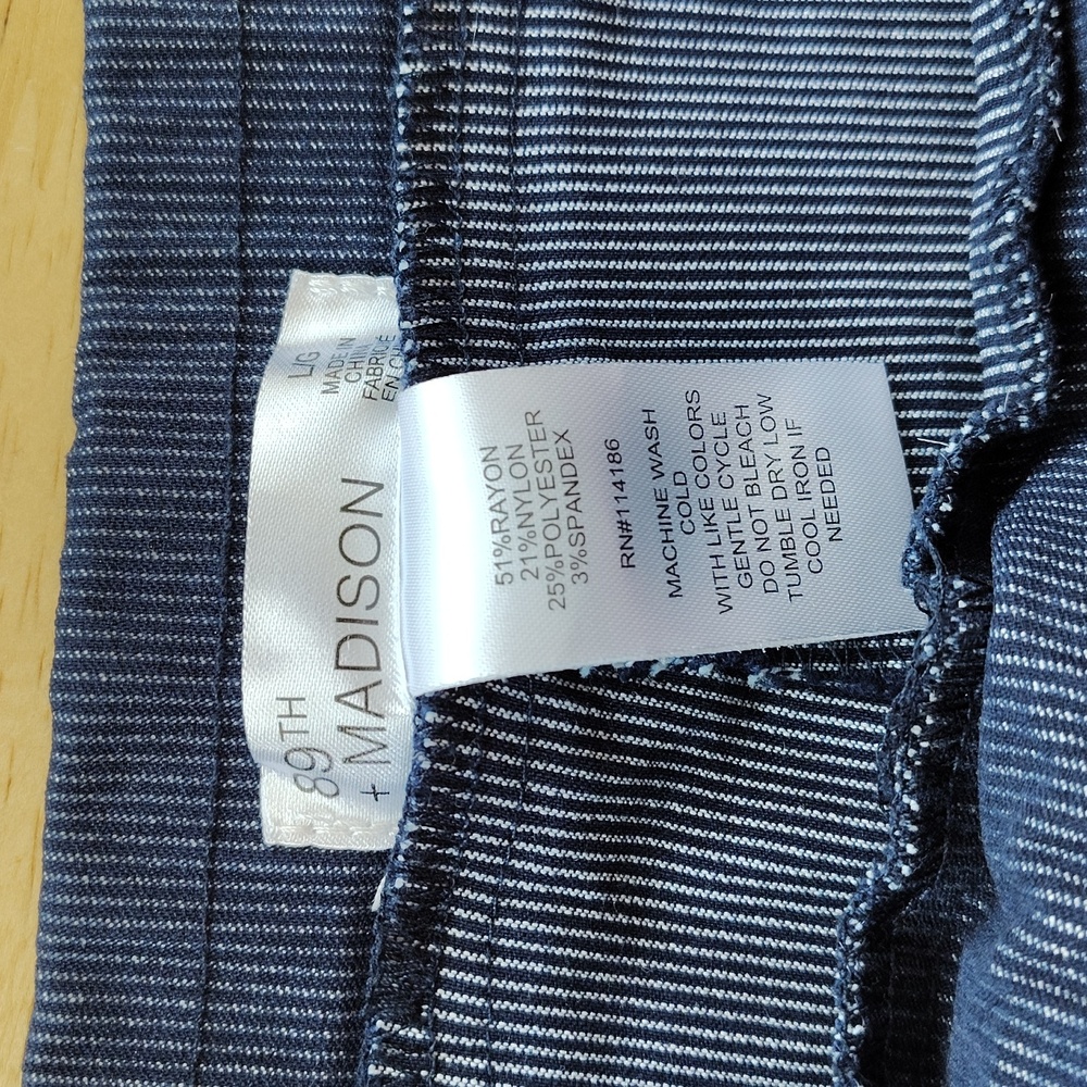 π 89th & Madison Pinstripe Bermuda Stretchy Pull-On Shorts. Size L - Picture 2 of 10